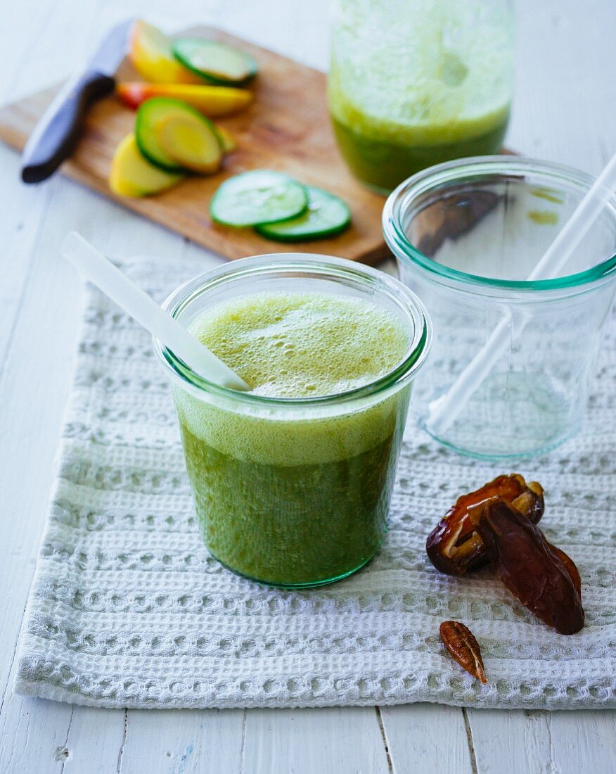 A green apple and savoy cabbage smoothie with dates and cucumber