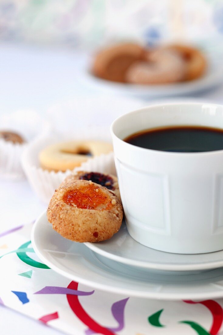 Eine Tasse Kaffee mit Gebäck