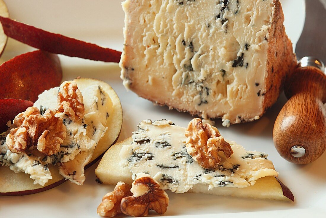 Blue cheese with apple slices and walnuts