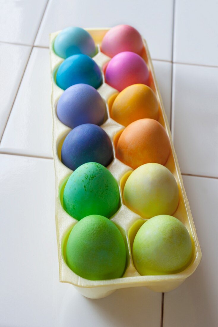 Bunt gefärbte Eier in Eierkarton