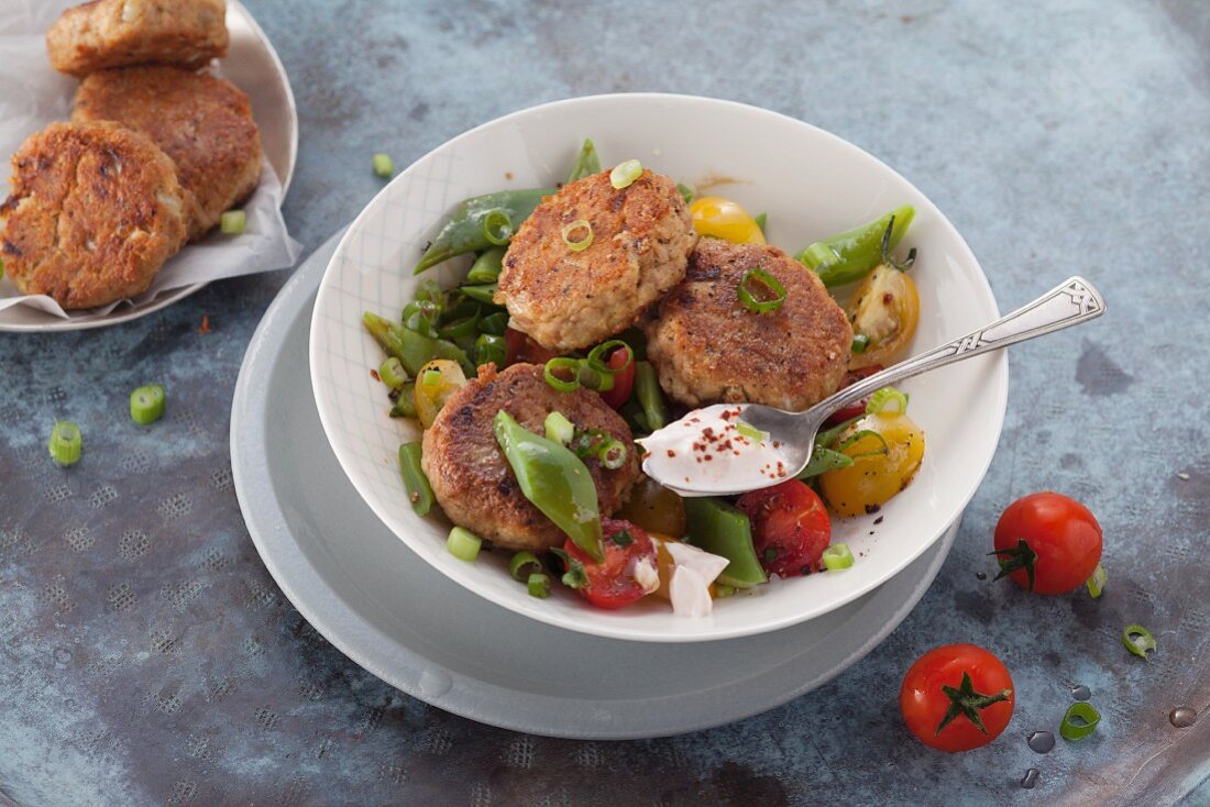 Thunfischfrikadellen mit Salat aus breiten Bohnen & Cocktailtomaten