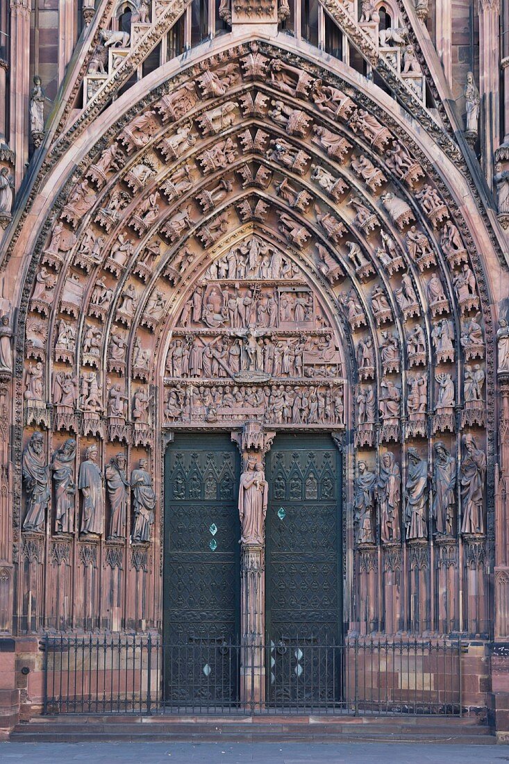 Das Hauptportal an der Westfassade des Straßburger Münsters