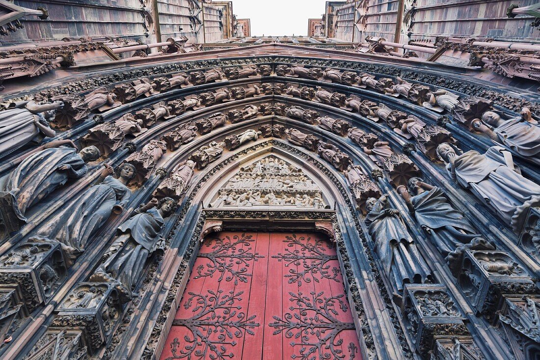 Angels are depicted above the statues of the foolish and wise virgins on the tympanum over the south portal in the western façade of the Strasbourg Cathedral