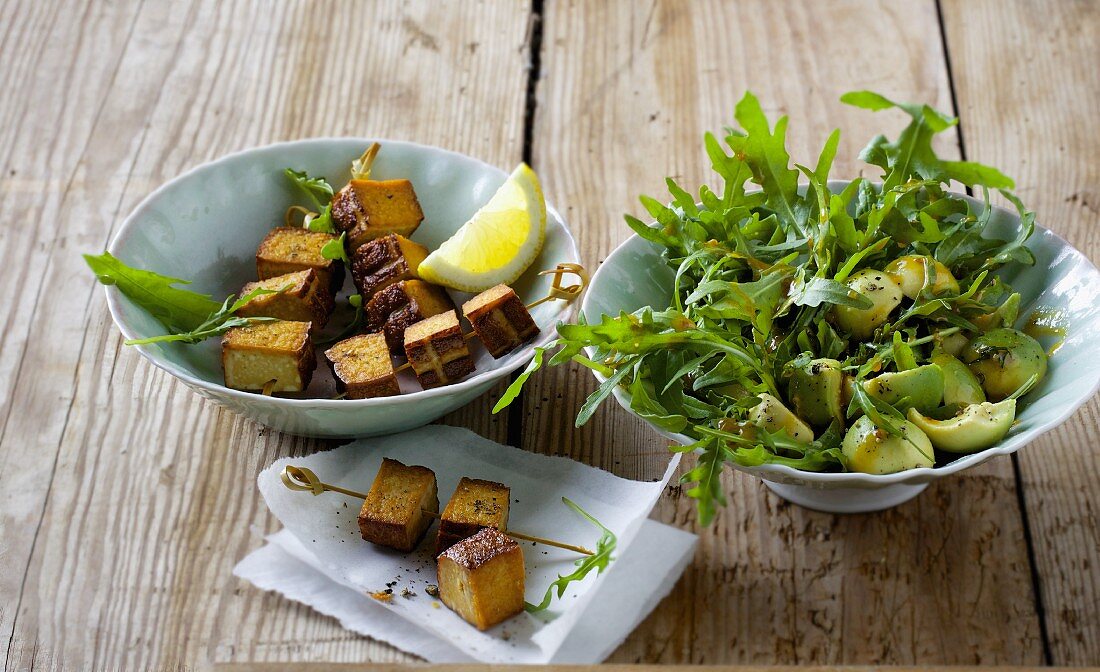 Rucola-Avocadosalat mit Räuchertofu-Spießen