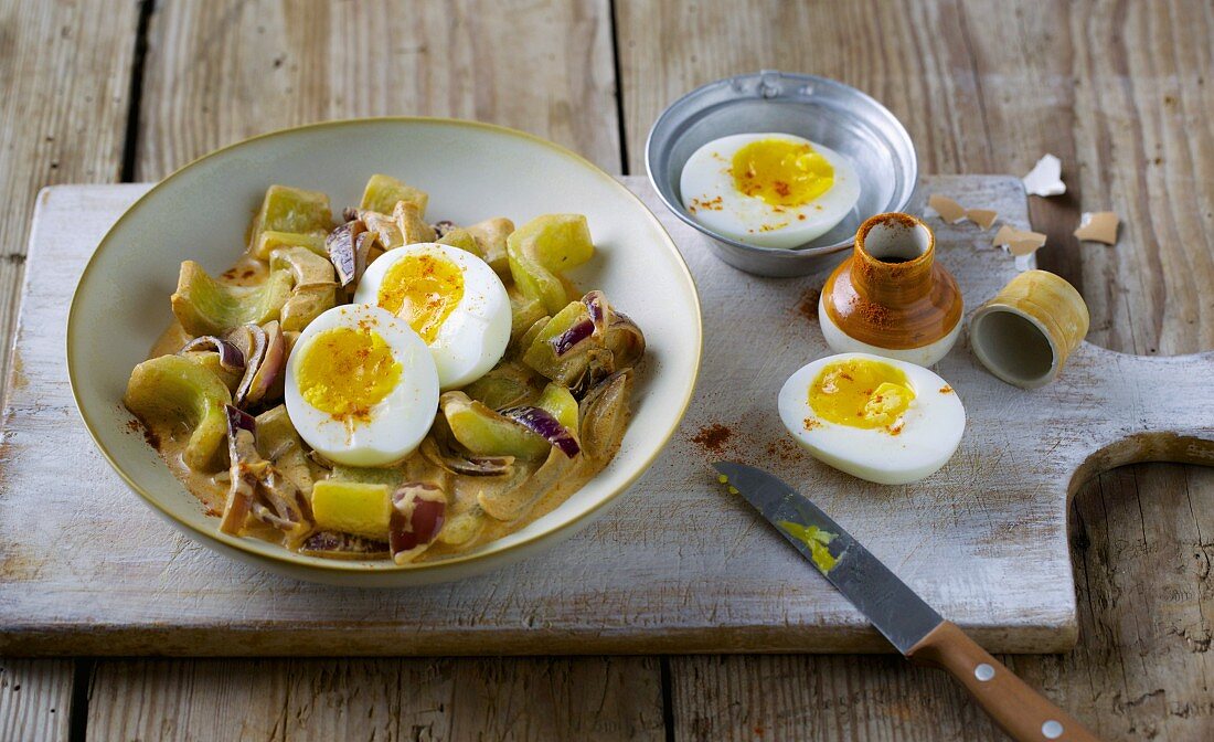 Gurkengemüse mit Zwiebeln und hartgekochten Eiern