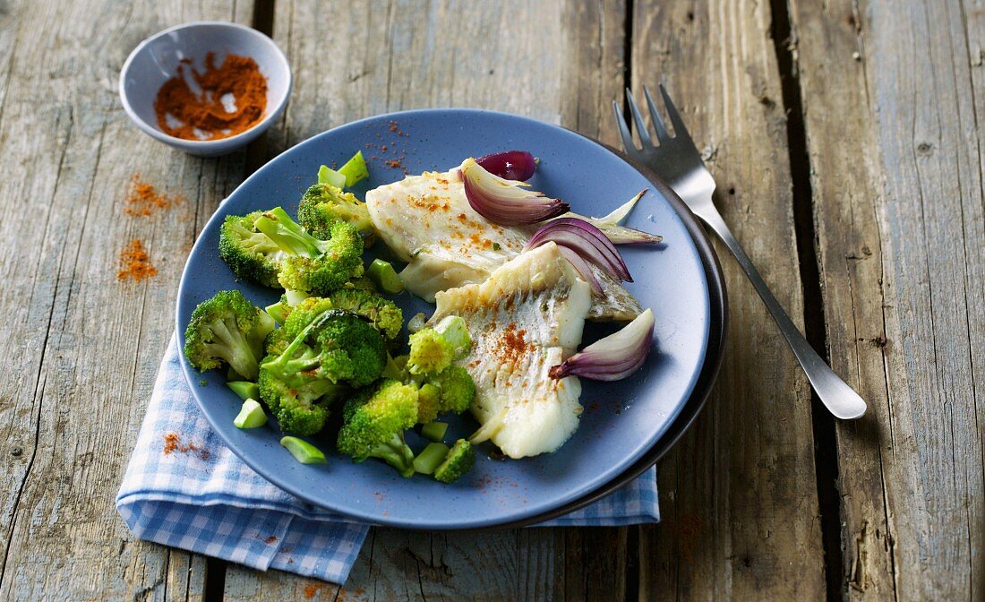Steamed rosefish with broccoli