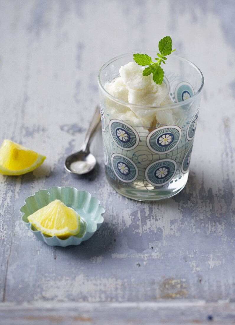 Frozen yoghurt with lemon