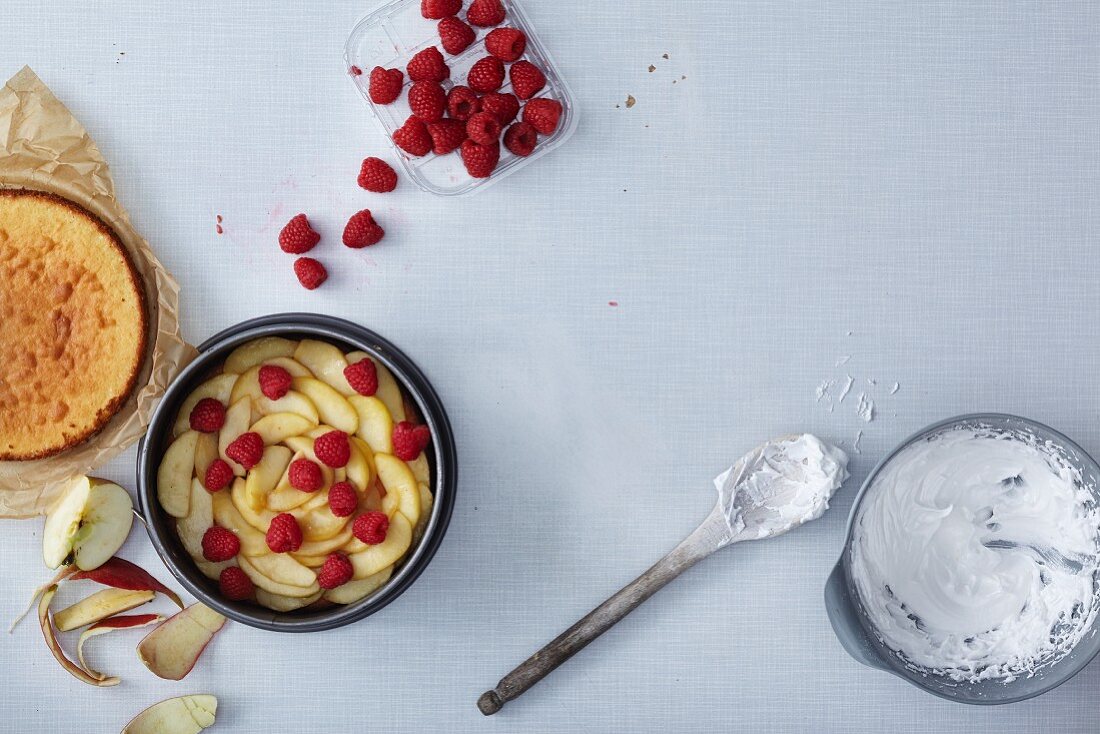 Apfel-Himbeerkuchen und Biskuitboden