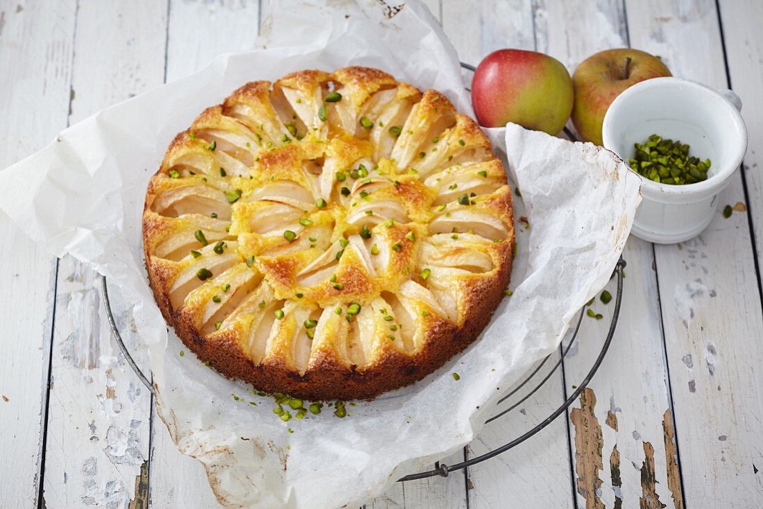 Apple and semolina cake with pistachios