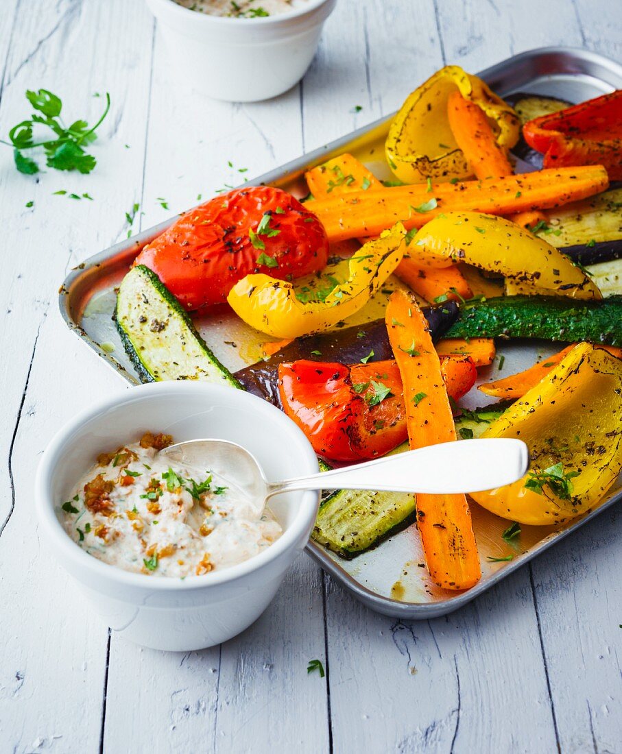 Mediterranes Grillgemüse aus dem Ofen mit Tomaten-Oliven-Quark