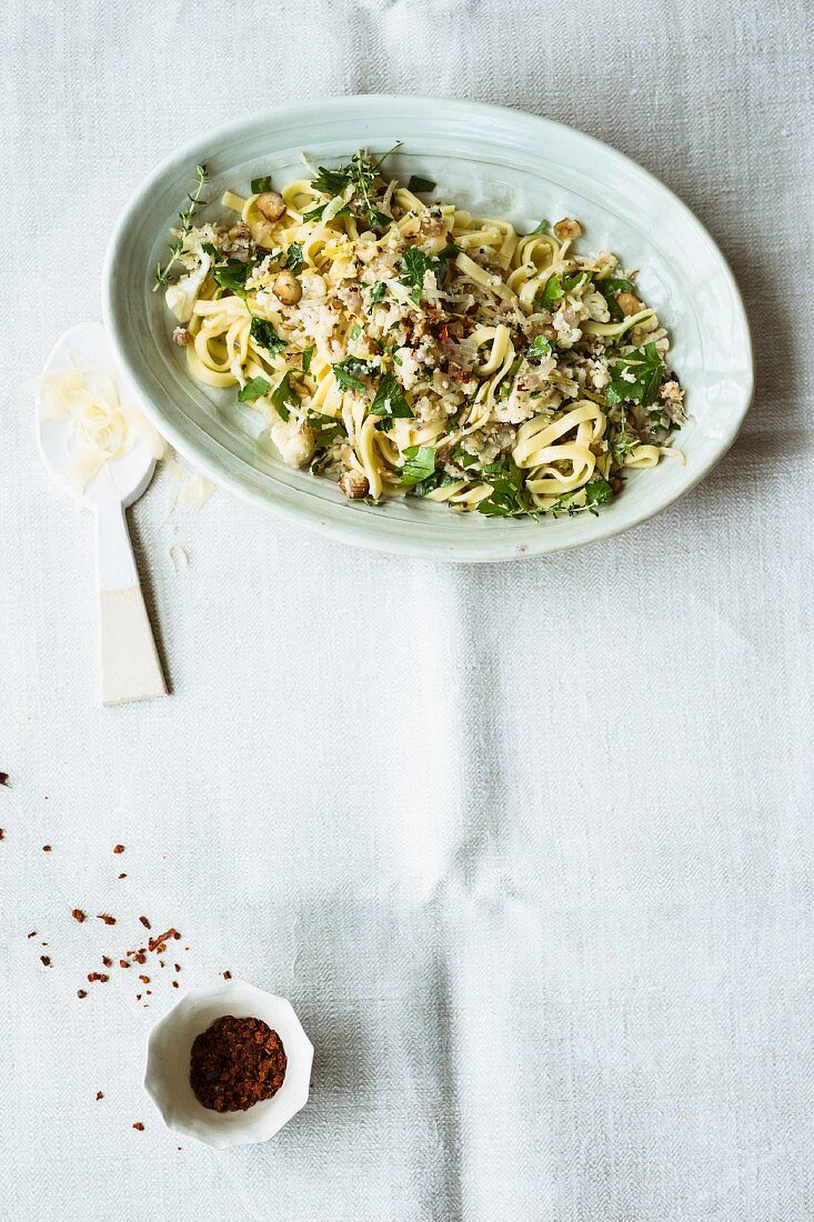 Pasta mit Blumenkohl-Nuss-Topping