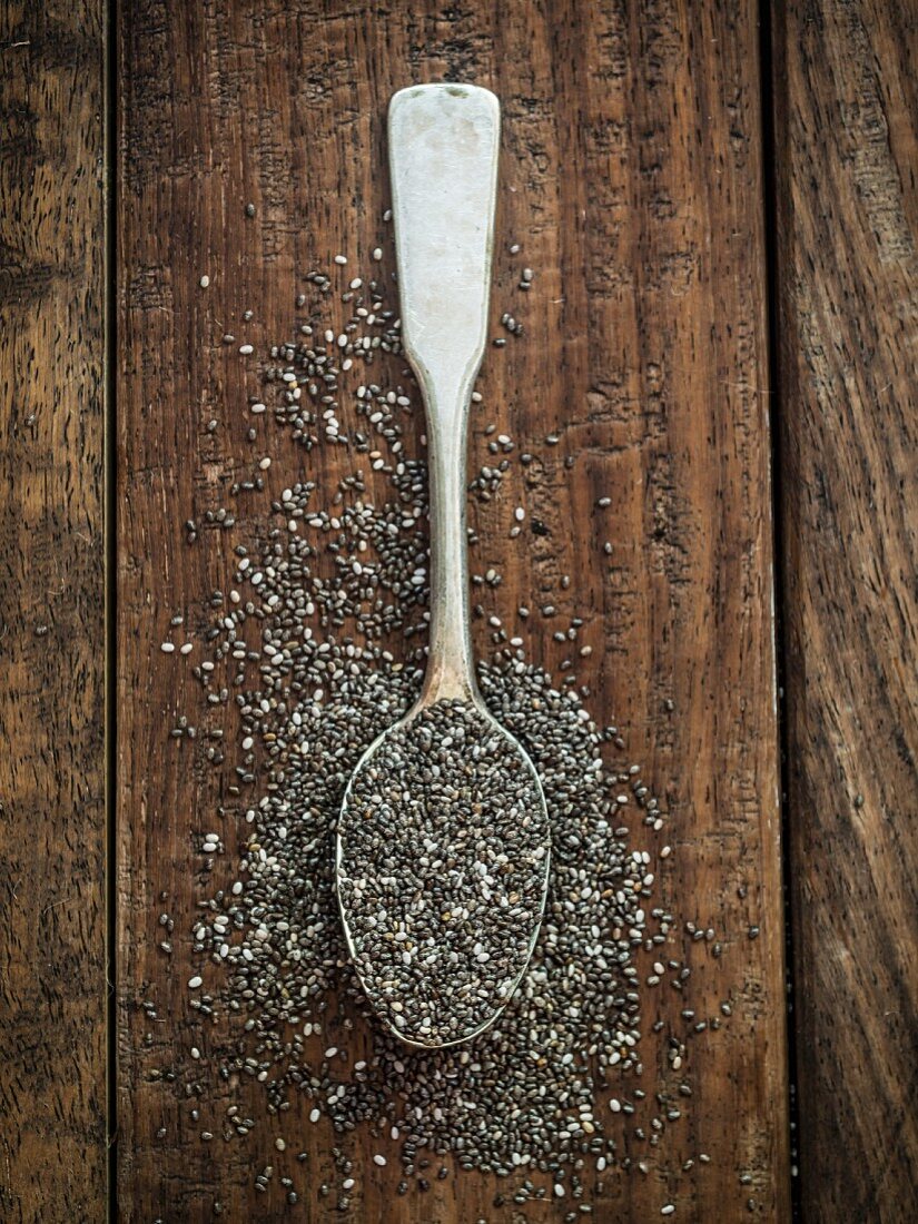 Chia-Samen auf Silberlöffel (Aufsicht)