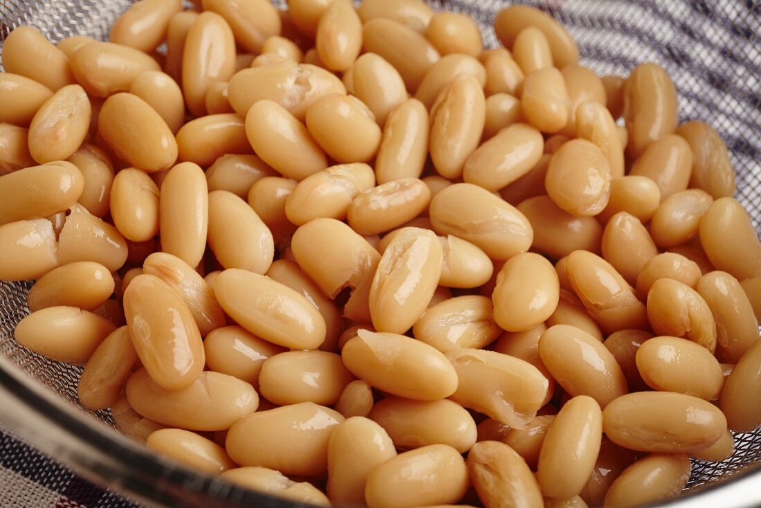 White beans (also known as cannellini or pinto beans)