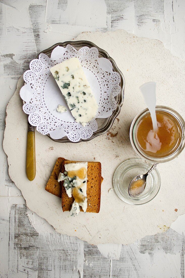Roquefort cheese with pear honey and bread