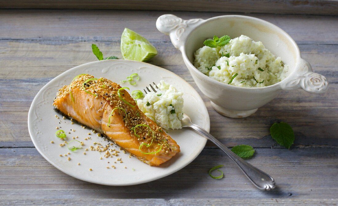 Sesamlachs mit Blumenkohlpüree