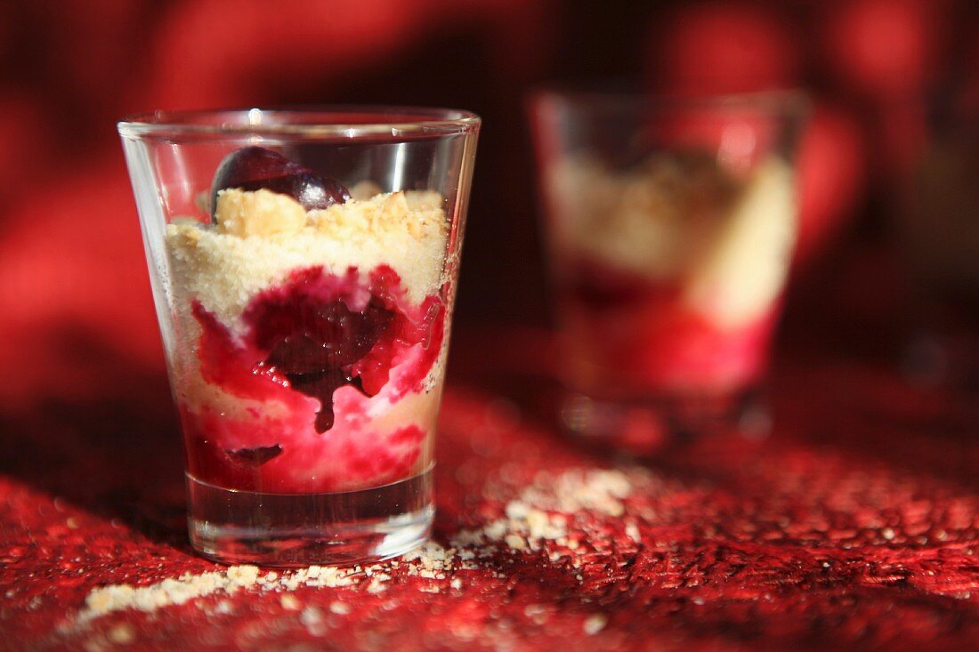 Griessdessert mit Kirschen im Glas