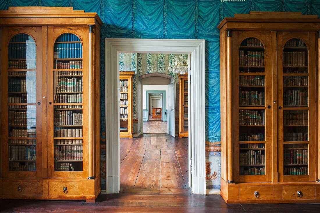 In der fürstlichen Bibliothek Corvey sind auf 200 Schränke 74.000 Bücher verteilt, Schloß Corvey, Höxter, Ostwestphalen