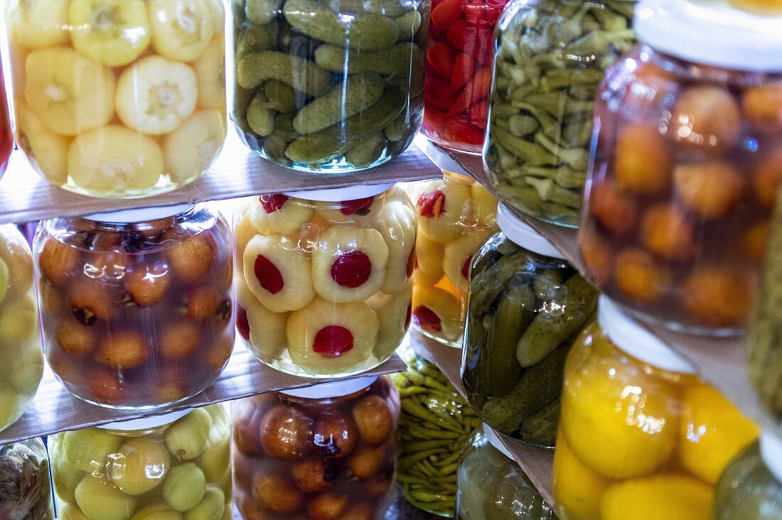 Eingelegtes Gemüse und Obst in Gläsern (Türkei)