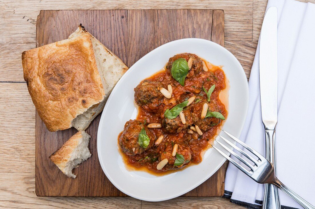 Domates Soslu Köfte (Türkische Fleischbällchen in Tomatensauce)