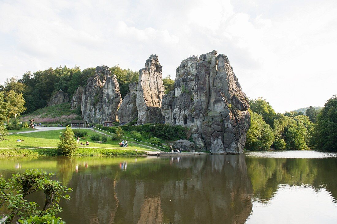 Fünf Felsen und ihr Fluss: die Externsteine, Ostwestphalen