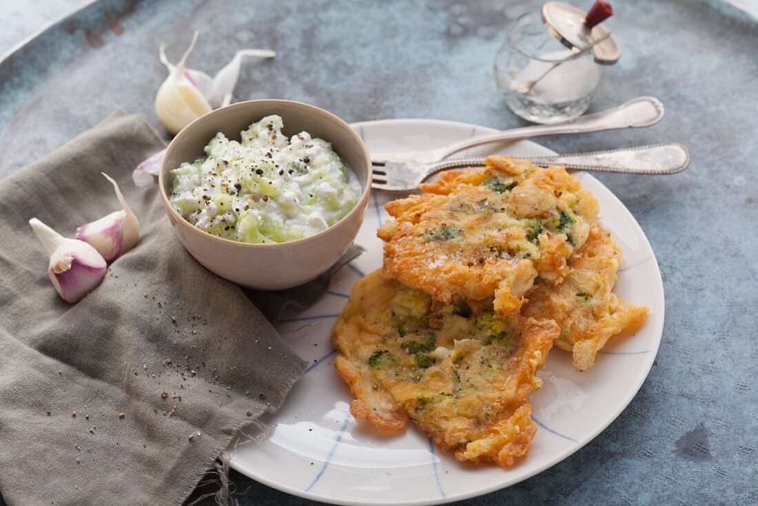 Broccoli cakes with homemade tzatziki