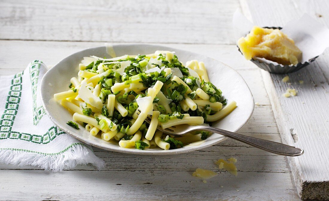 Macaroni with pesto made from spring onions and Parmesan