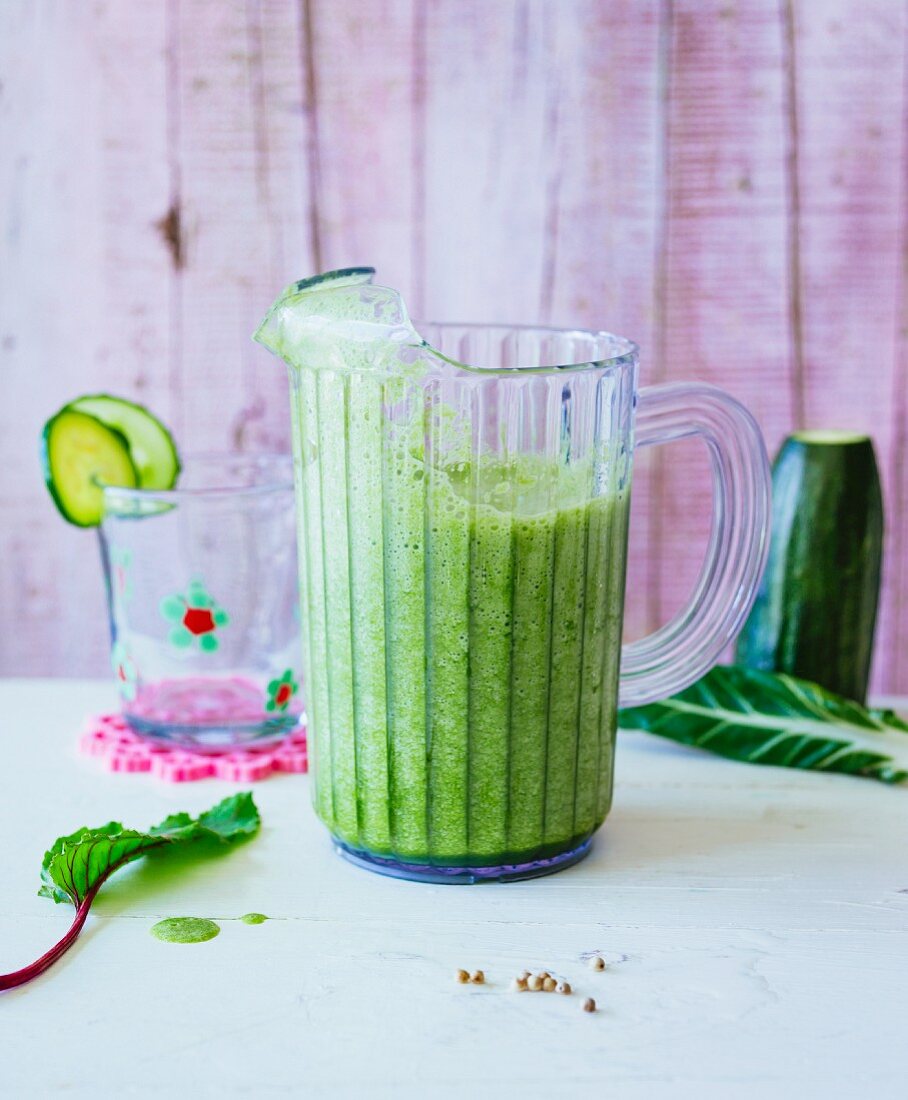 Cucumber and courgette smoothie with kohlrabi leaves and chard