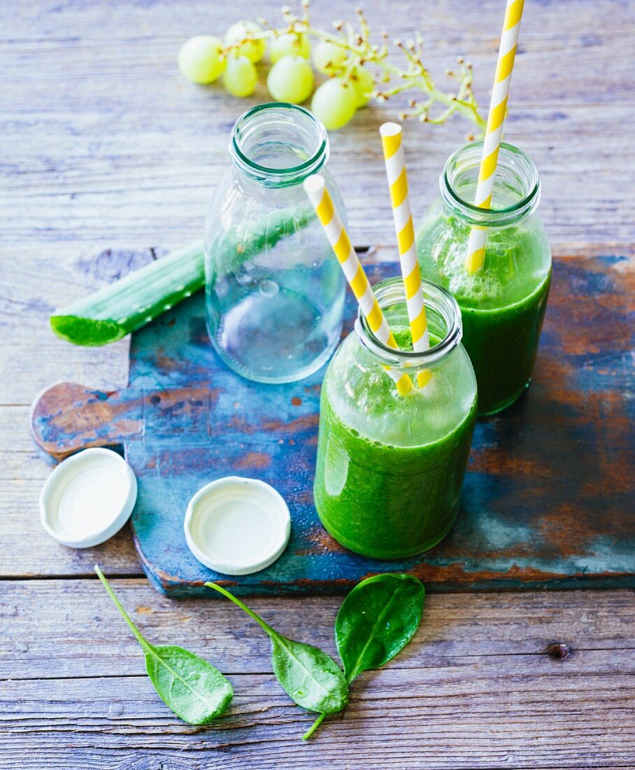 Kiwi and grape smoothie with young spinach, chard and aloe vera