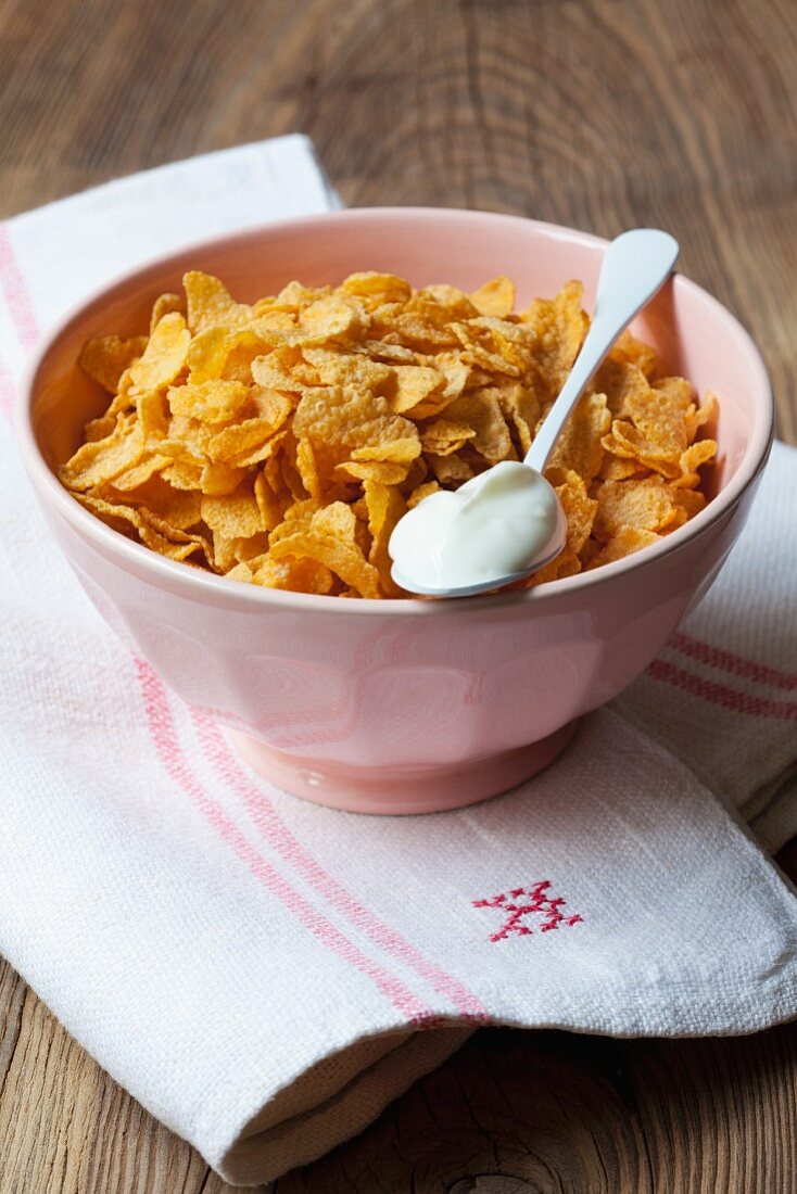 Cornflakes und ein Löffel Joghurt