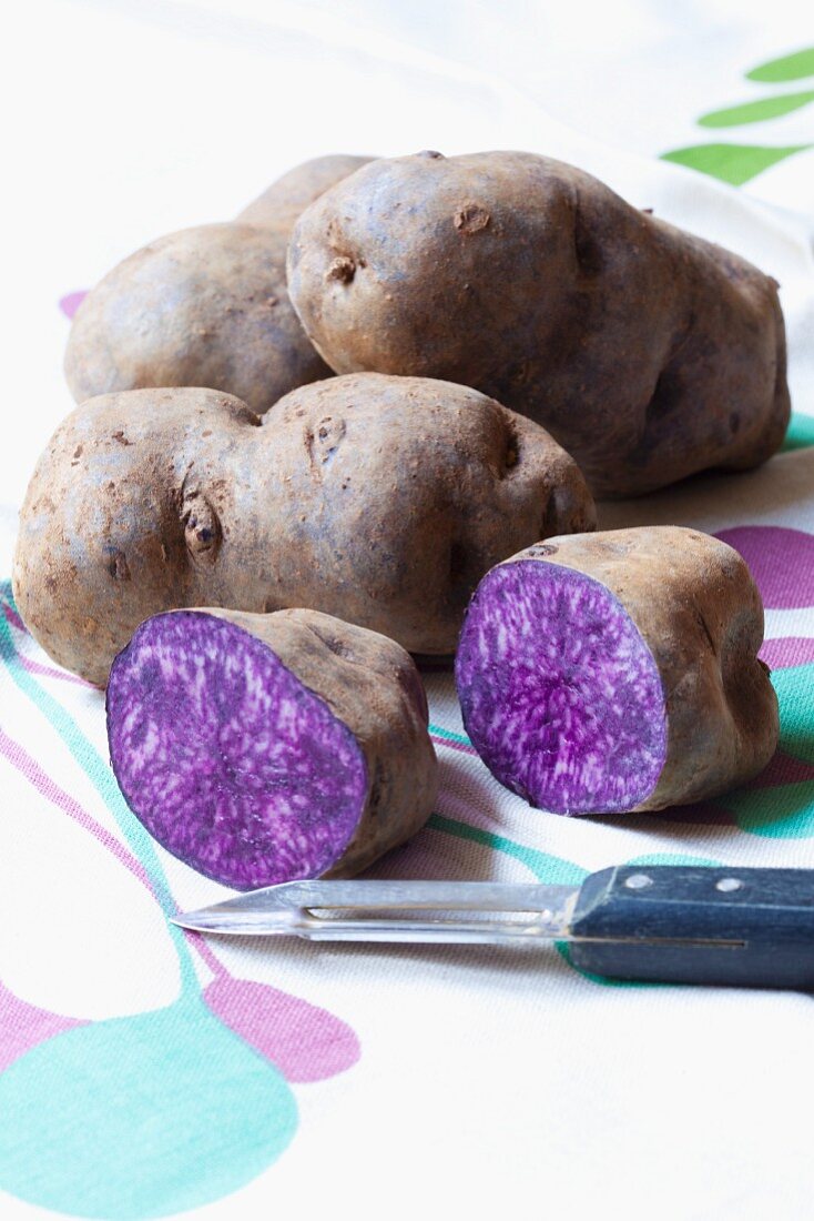 Vitelotte-Kartoffeln, ganz und halbiert