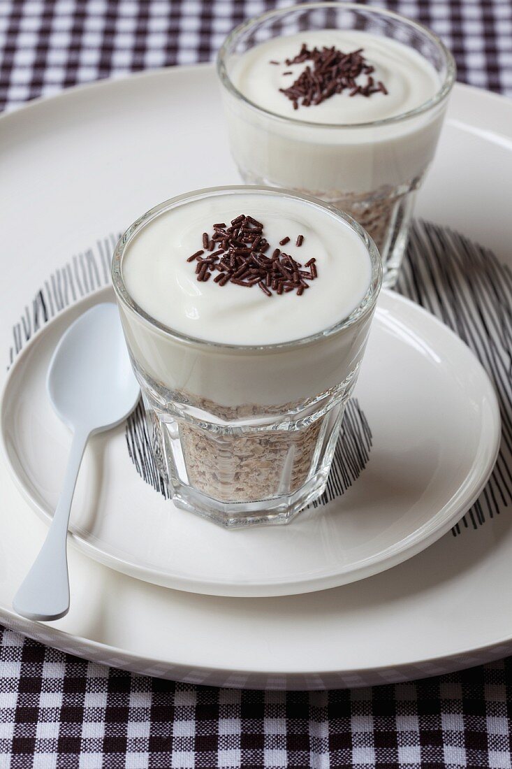 Joghurt mit Haferflocken und Schokostreuseln