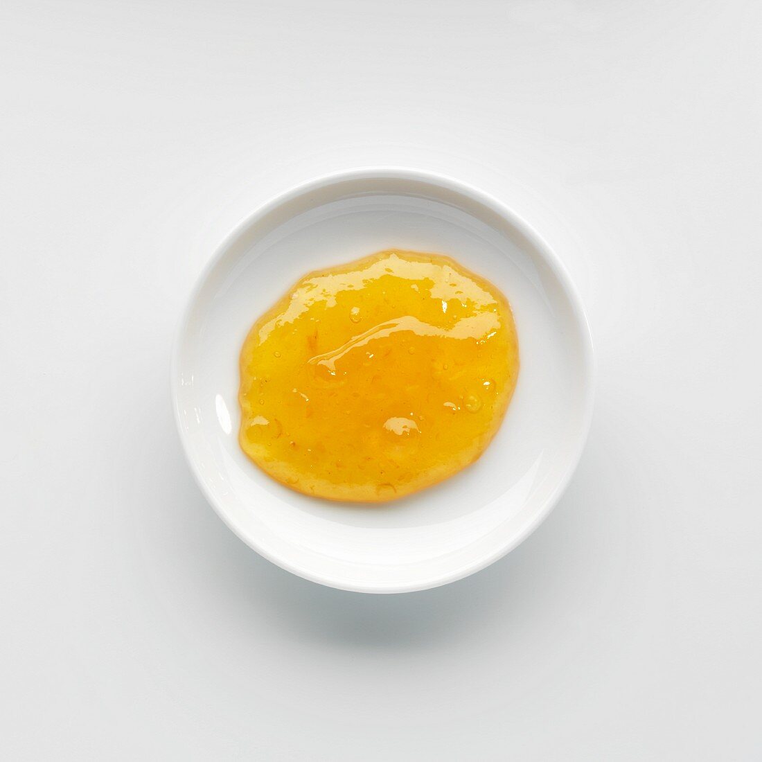 Eine Portion Aprikosenmarmelade auf Teller