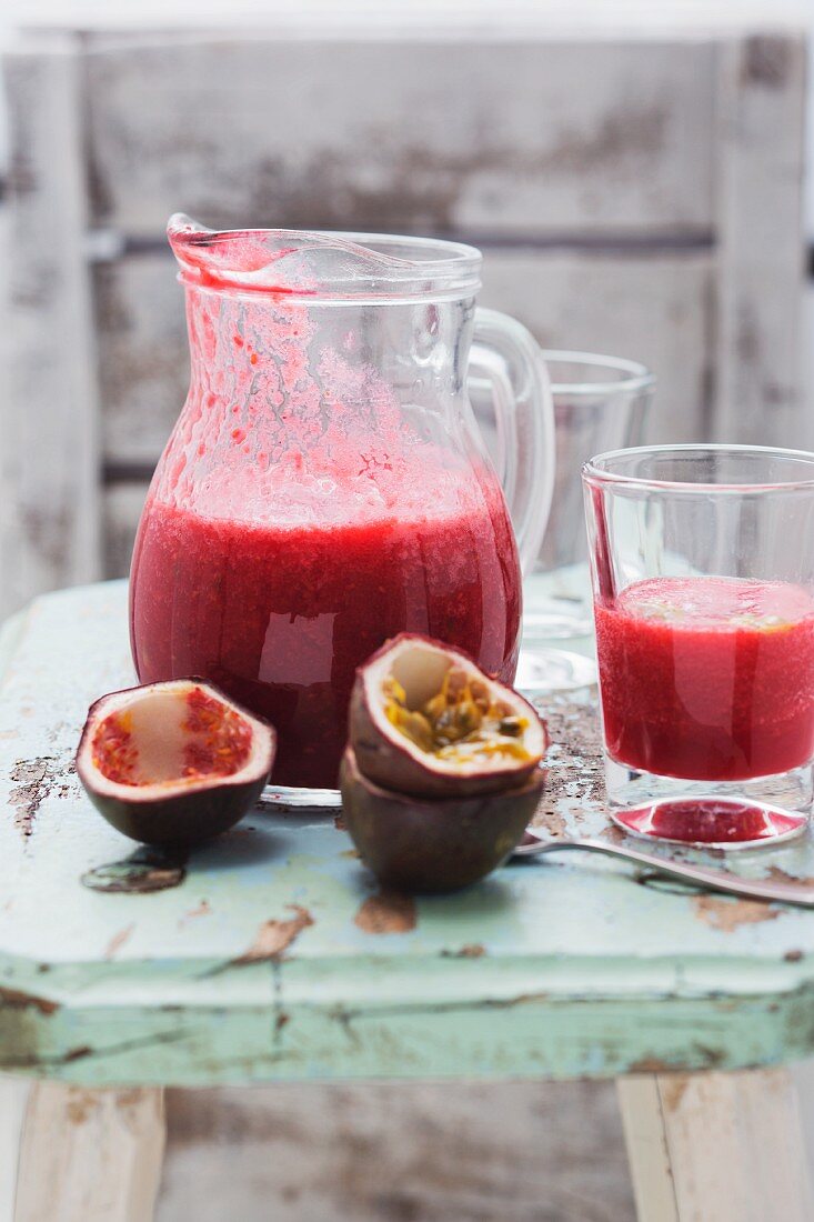 A smoothie with raspberries, passion fruit and oranges