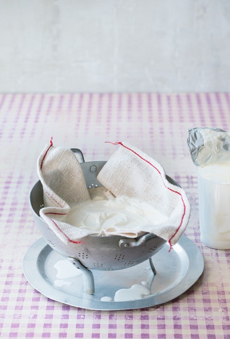 Joghurt in Mulltuch abtropfen