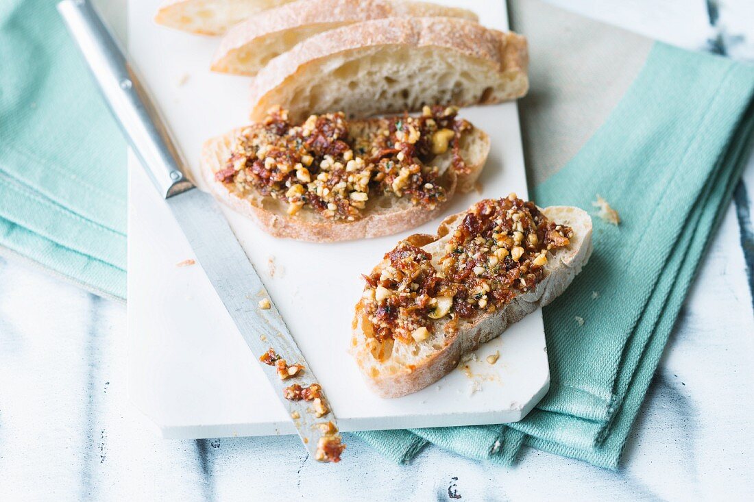 Cashew nut spread with dried tomatoes