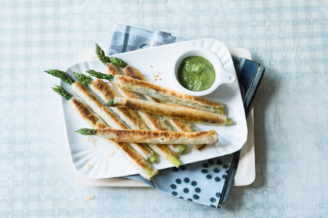 Green asparagus in filo pastry with wild garlic mayonnaise