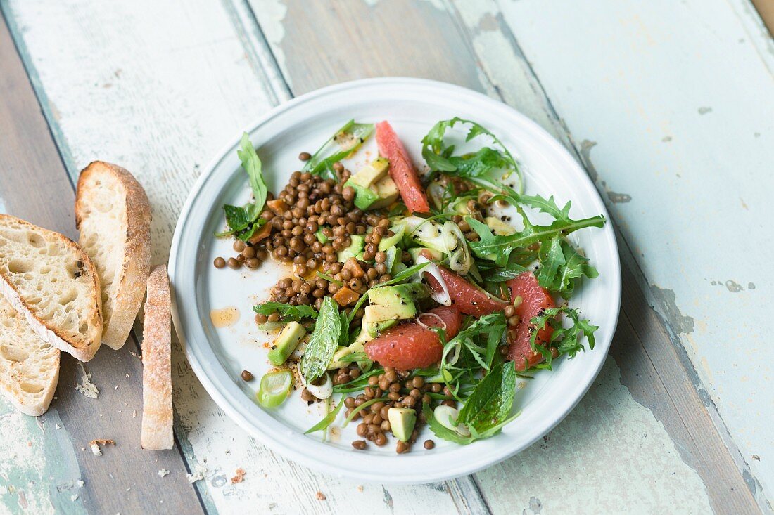 Avocado-Linsen-Salat mit rosa Grapefruit und Rucola