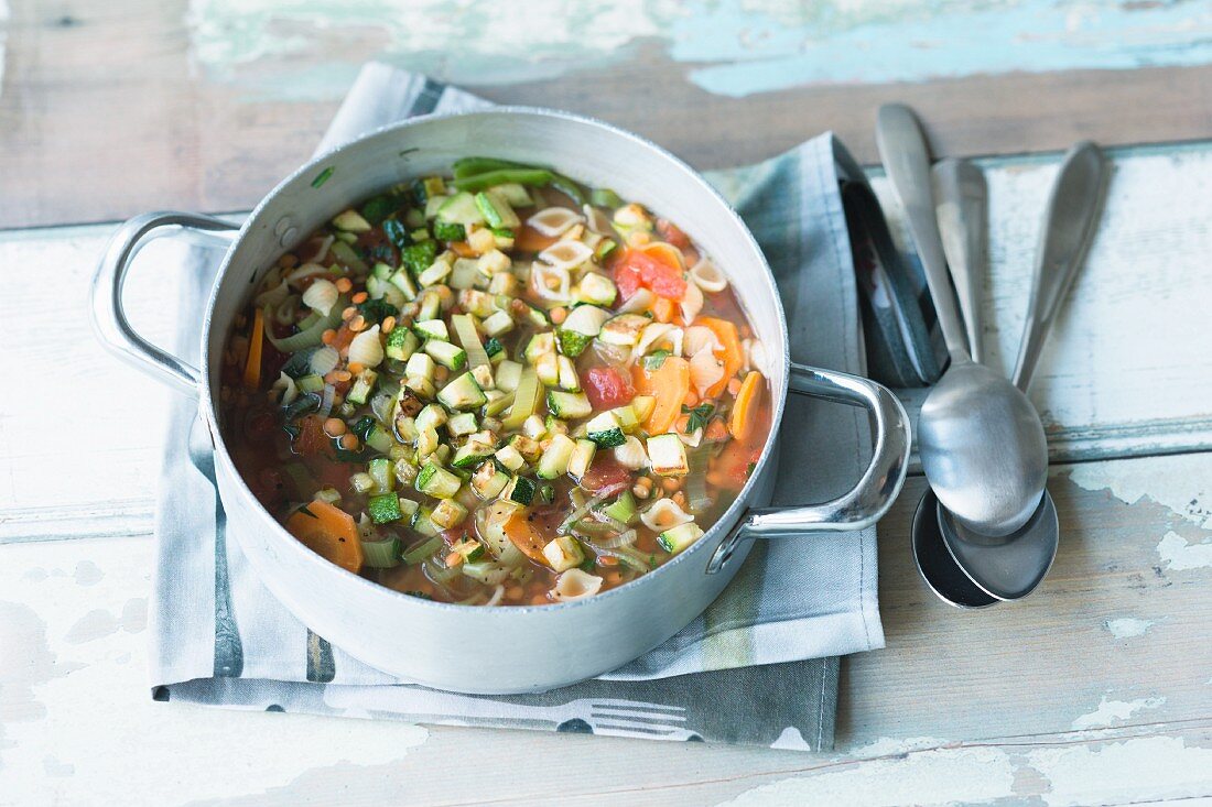 Tomato and lentil stew with courgette and shell pasta