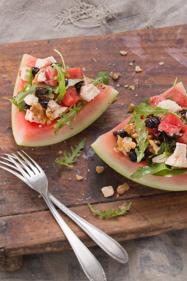 Wassermelonensalat mit Rucola, Walnüssen und Schafskäse