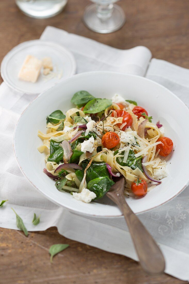 Tagliatelle mit Kirschtomaten, Spinat, Ricotta und Pecorino