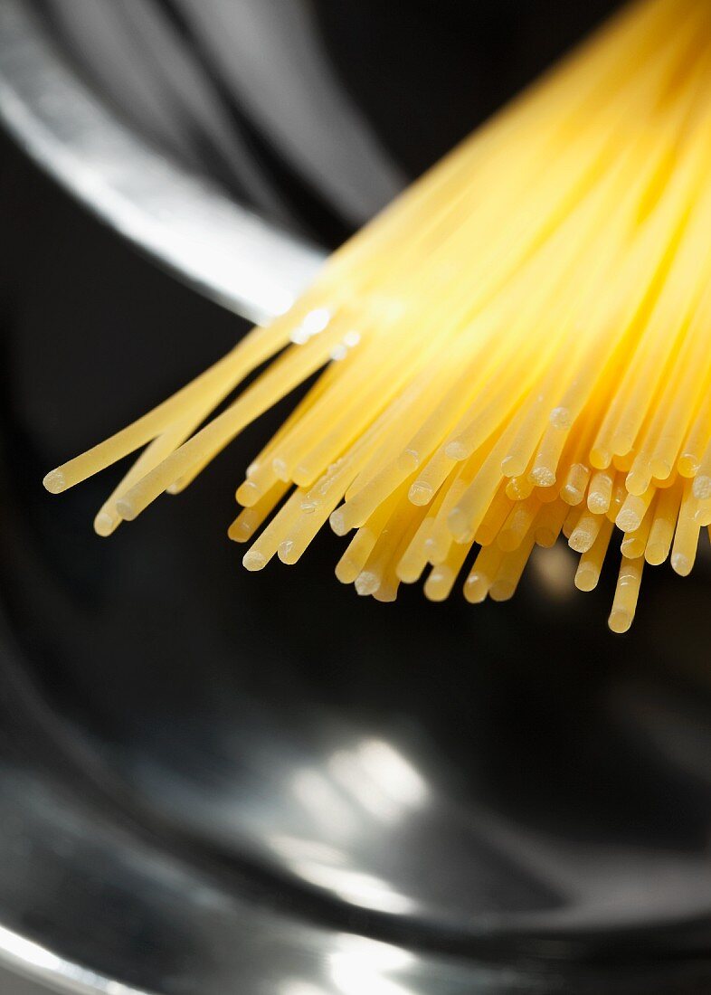 Spaghetti in a pan (close-up)