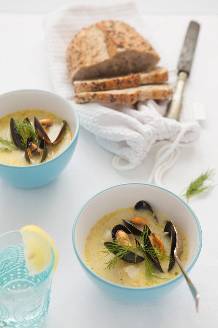 Meeresfrüchtesuppe mit Miesmuscheln und Dill