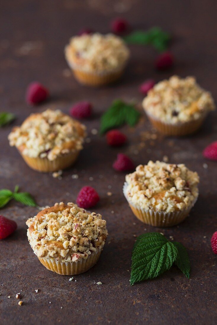 Muffins with raspberries and crumbles