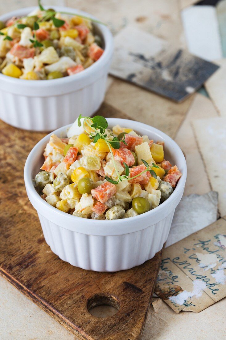 Traditioneller polnischer Gemüsesalat mit Mayonnaise