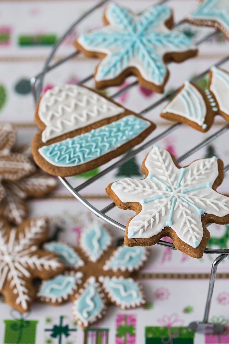 Lebkuchenplätzchen mit buntem Zuckerguss zu Weihnachten