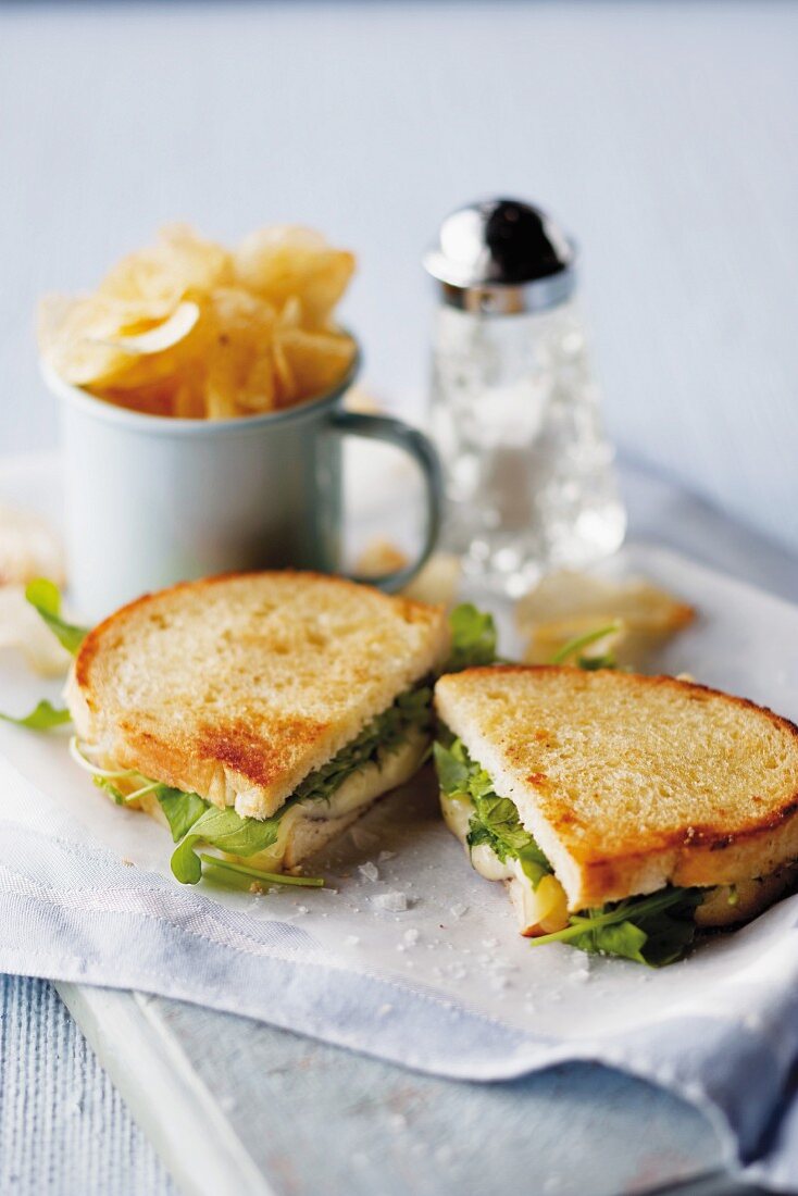 Sandwich mit Rucola, Emmentaler und Tapenade