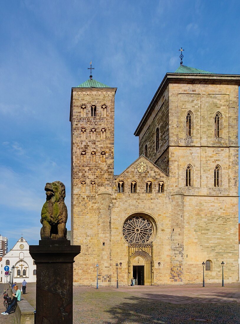 The 'lion poodle' outside the Osnabrück cathedral