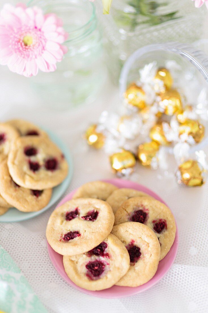 weiße Schokoladenkekse mit Himbeeren