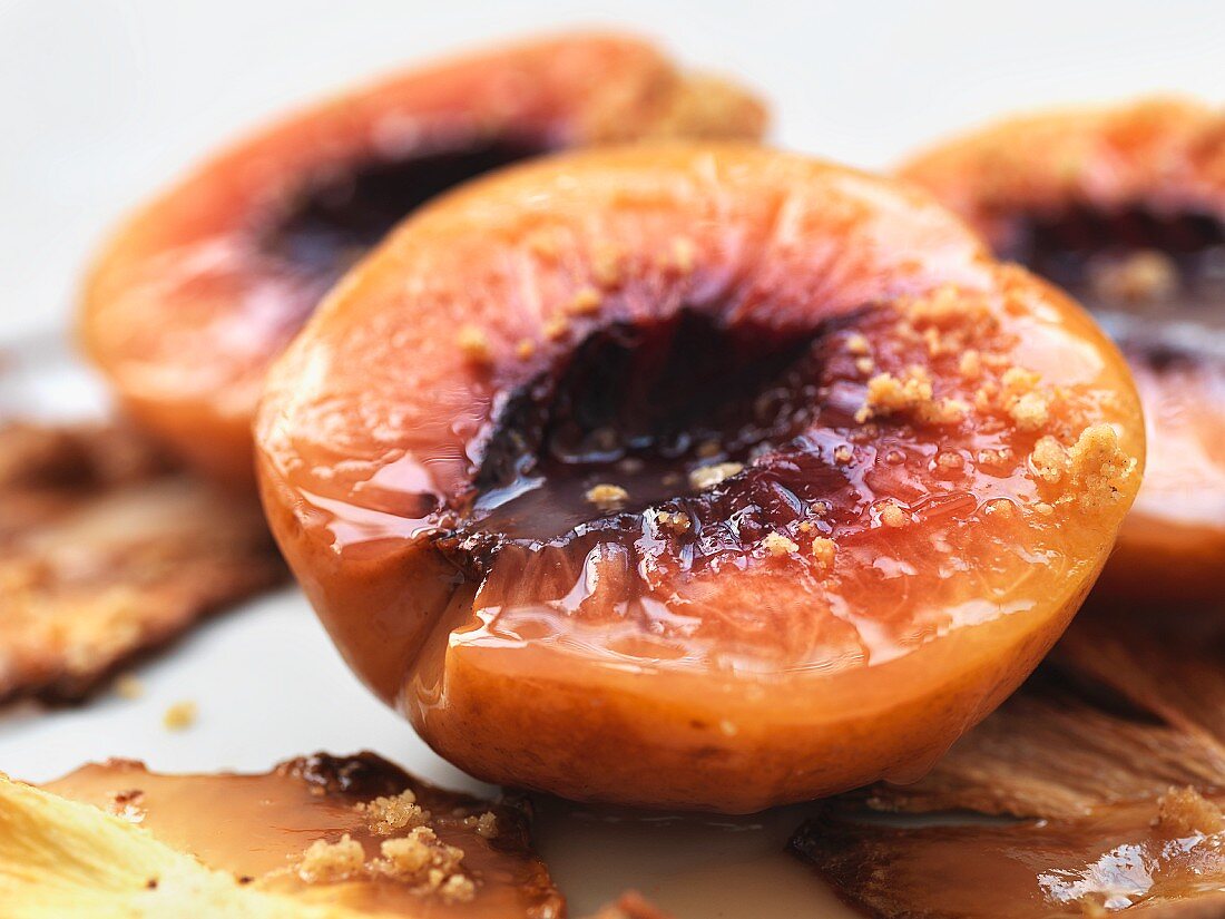 Grilled peaches (close-up)