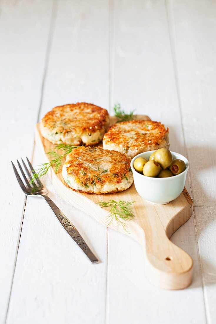 Thunfisch-Kartoffel-Puffer mit frischen Kräutern und Oliven